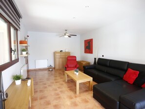 Room, Property, Furniture, Living Room, Building, Interior Design, Floor, House, Real Estate, Table