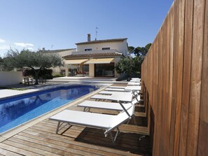 Property, House, Swimming Pool, Building, Real Estate, Architecture, Home, Roof, Residential Area, Backyard