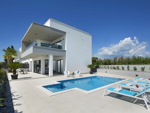 Property, House, Building, Swimming Pool, Home, Real Estate, Architecture, Residential Area, Villa, Estate