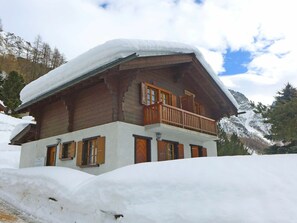 Nuage, Ciel, Neige, Bâtiment, Fenêtre, Arbre, Pente, Maison, Bois, Chalet