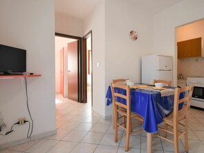 Room, Property, Building, Furniture, Floor, House, Real Estate, Interior Design, Table, Apartment