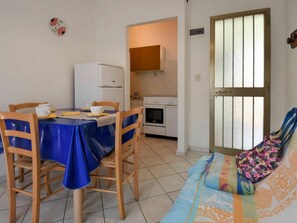 Room, Property, Furniture, House, Floor, Building, Interior Design, Table, Real Estate, Dining Room