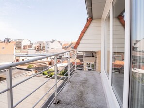 Himmel, Holz, Schatten, Urban Design, Gebäude, Haus, Strassenbelag, Fassade, Dach, Stadt