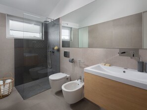 Badezimmer, Eigentum, Zimmer, Badewanne, Interior Design, Die Architektur, Fussboden, Armatur, Zapfhahn, Wand