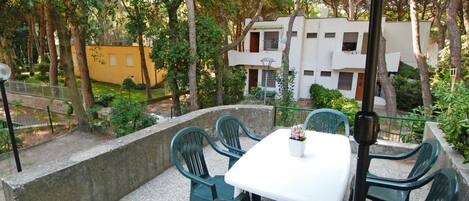 Table, Plante, Meubles, Propriété, Chaise, Parapluie, Ombre, Mobilier De Jardin, Bâtiment, Design Intérieur