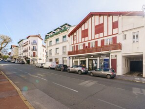 Himmel, Gebäude, Auto, Fahrzeug, Fenster, Rad, Urban Design, Wohngebiet, Nachbarschaft