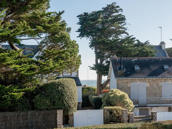 Tree, Property, Sky, Architecture, Wall, Woody Plant, House, Plant, Home, Building