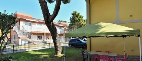 Propiedad, Bienes Raíces, Sombra, Árbol, Casa, Patio Interior, Edificio, Barrio, Yarda, Casa