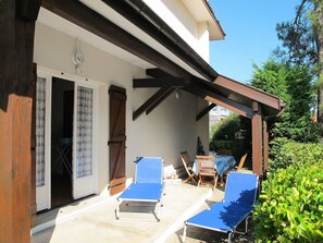 Plante, Propriété, Bâtiment, Ombre, Chaise, Ciel, Mobilier De Jardin, Chalet, Arbre, Porte