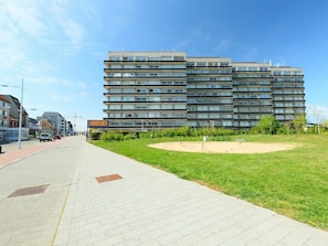 Himmel, Gebäude, Eigentum, Pflanze, Wolke, Fenster, Urban Design, Grundstueck, Haus, Strassenbelag