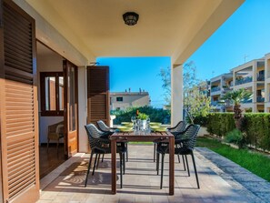 Pflanze, Möbel, Tabelle, Fenster, Himmel, Azurblau, Stuhl, Schatten, Holz, Interior Design