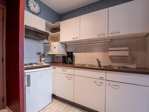 Küche, Küchengerät, Countertop, Major Appliance, Cabinetry, Spüle, Sinken, Armatur, Interior Design, Flooring