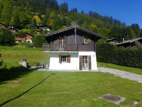 Property, House, Building, Home, Mountain Range, Mountain, Grass, Real Estate, Land Lot, Farmhouse