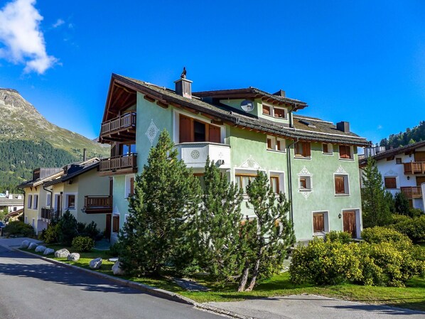 Property, House, Building, Residential Area, Town, Real Estate, Home, Mountain Range, Mountain, Sky