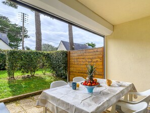 Plante, Table, Meubles, Bâtiment, Vaisselle, Pot De Fleur, Ombre, Chaise, Plante D'Appartement, Bois