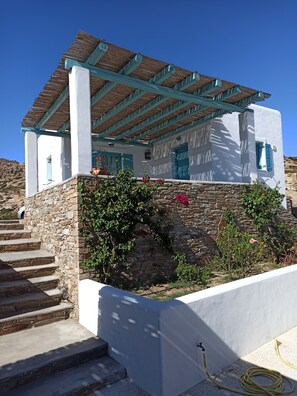 Magganari View Village I, on Ios island
An elegant 45 sq.m.Sleeps up to 3 people