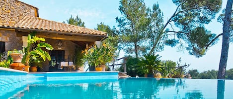 Vistas del porche de la casa desde la piscina.