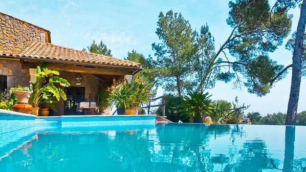 Vistas del porche de la casa desde la piscina.