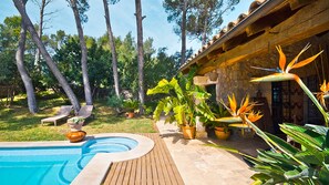 Vistas del porche de la casa desde la maravillosa piscina.