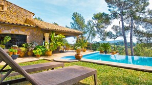 Vistas del porche de la casa desde la maravillosa piscina.