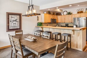 Kitchen & Dining Room: Open-layout, well-equipped kitchen, kitchen bar w/4 bar stools, 6-person dining table
