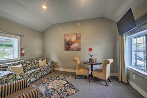 Living Room | Full Sleeper Sofa | Free WiFi | Smart TV | Central A/C & Heat