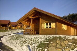 Holzblockhaus im Winter