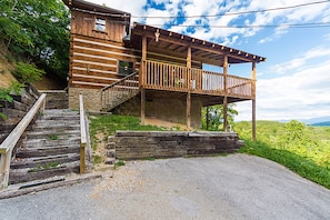 3-sided deck provides expansive view of Great Smoky Mountains