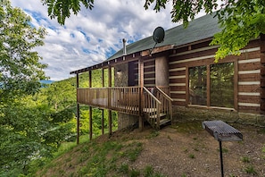 Private, serene true log cabin with wrap-around deck and expansive mountain view