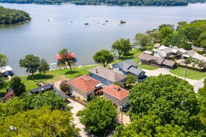 WELCOME TO OLD HICKORY LAKE - 25 MINUTES TO NASHVILLE
HOME WITH RED ROOF