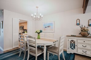 6 Sailmaster-Dining Room