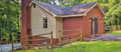 Gainesville Vacation Rental | 5BR | 3BA | 2,000 Sq Ft | Stairs Required