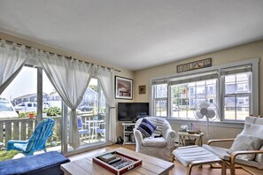 Living Room | Free WiFi | Cable TV | Central A/C
