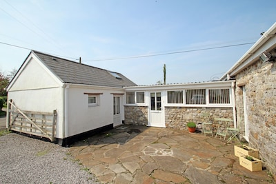 Pet friendly comfort for 2 people in stone annexe in a small friendly village