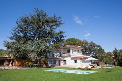 Luxurious house with 5,000 m² of garden. Pool, air conditioning and barbecue. 