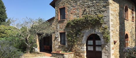 Old Mill cottage of Castello di Gaiche - entrance
