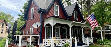 Front of the cottage facing the lake