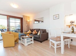 Eine schöne Perspektive des Wohnzimmers im Haus Frisia im Mittelweg 13 i, in Wenningstedt