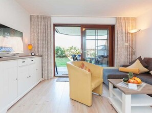 eine weitere Ansicht des Wohnzimmers des Haus Frisia im Mittelweg 13 i, in Wenningstedt