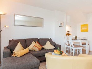 Eine gemütliche Sofaecke sorgt für das richtige Wohlbehagen im Haus Frisia im Mittelweg 13 i, in Wenningstedt
