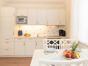 Ansicht der moderne und funktionalen Küchenzeile und  auf den Essplatz für 4 Personen in der Wohnung 5 des Haus Gotland in der Deckerstr. in Westerland