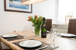 gemütlicher Essbereich im Wohnzimmer der Wohnung 1 des Haus Marell im Heidekamp 20 a-d, in Wenningstedt