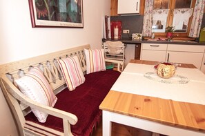 Ferienwohnung im 1.Stock mit großem überdachten Balkon/Loggia mit See- und Bergblick-Essbereich