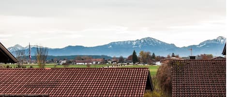 Ferienwohnung im 1.Stock mit großem überdachten Balkon/Loggia mit See- und Bergblick-Bergblick vom Balkon