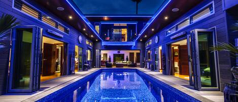 Amazing neon lighting transforms this modern villa at night,come and see!