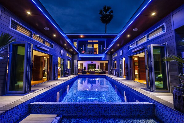 Amazing neon lighting transforms this modern villa at night,come and see!