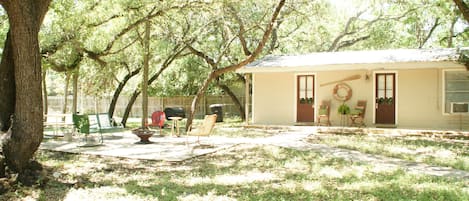 Cabin sleeps 4/6, 1 1/2 blks from Guadalupe River and toob outfitters and Gruene