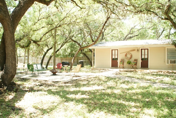 Cabin sleeps 4/6, 1 1/2 blks from Guadalupe River and toob outfitters and Gruene