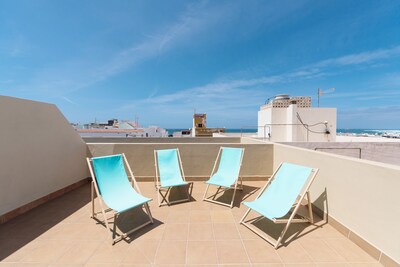 Town center and 200m to Beach. Private Patio and Shared Rooftop Terrace