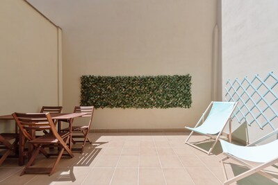 Town center and 200m to Beach. Private Patio and Shared Rooftop Terrace